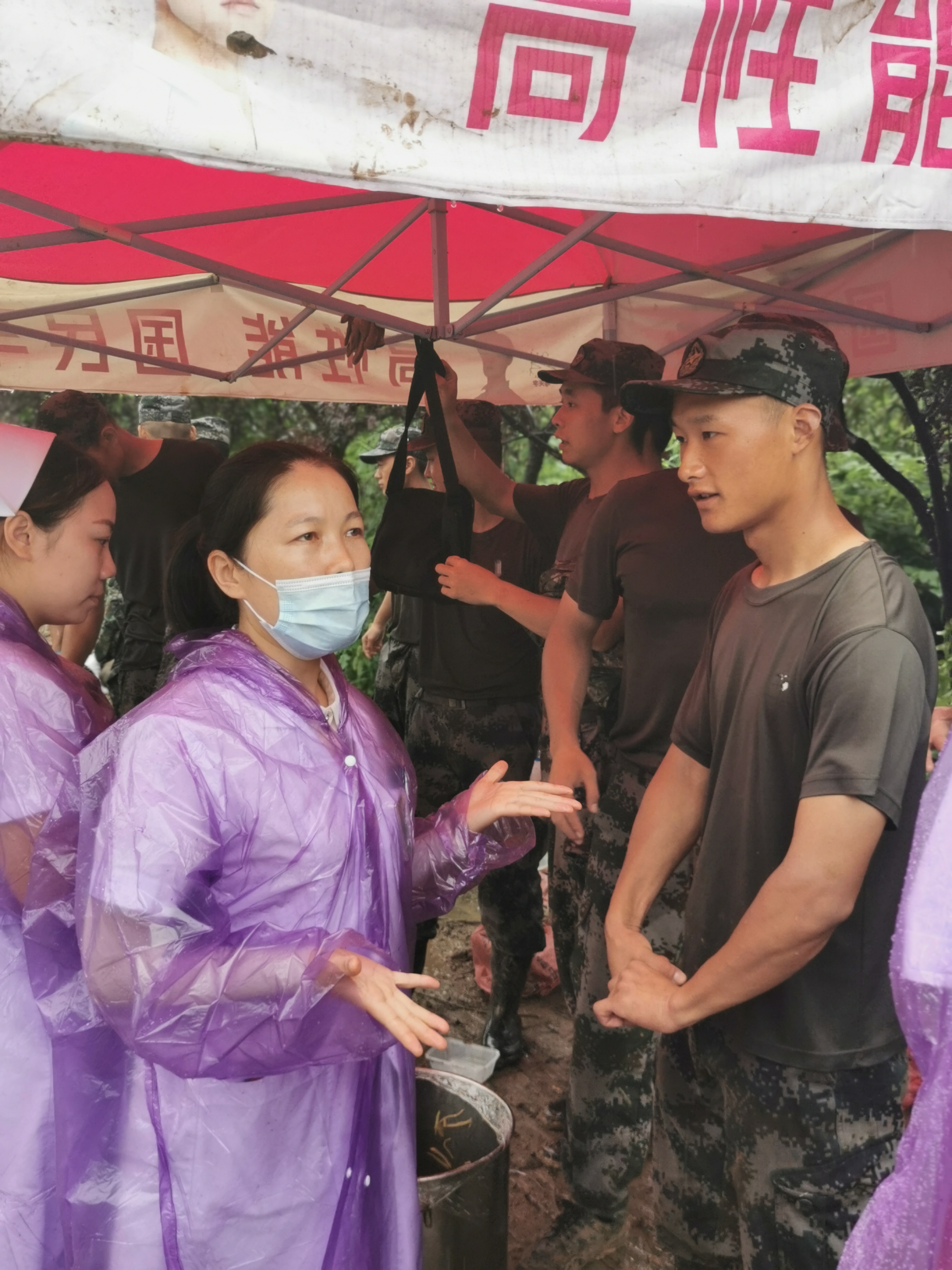风雨映初心  巾帼显担当——云顶集团yd1233检测网址皮肤科齐做抗洪防汛一线最美“巾帼红”(图7)
