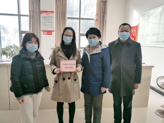 市中医院赴“双联系”社区开展扶贫调研慰问(图1)