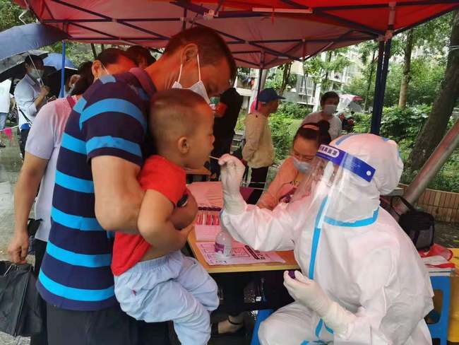 我院45名护理人员紧急集结 参与弋江区全员核酸检测工作(图4)