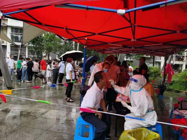 我院45名护理人员紧急集结 参与弋江区全员核酸检测工作(图5)
