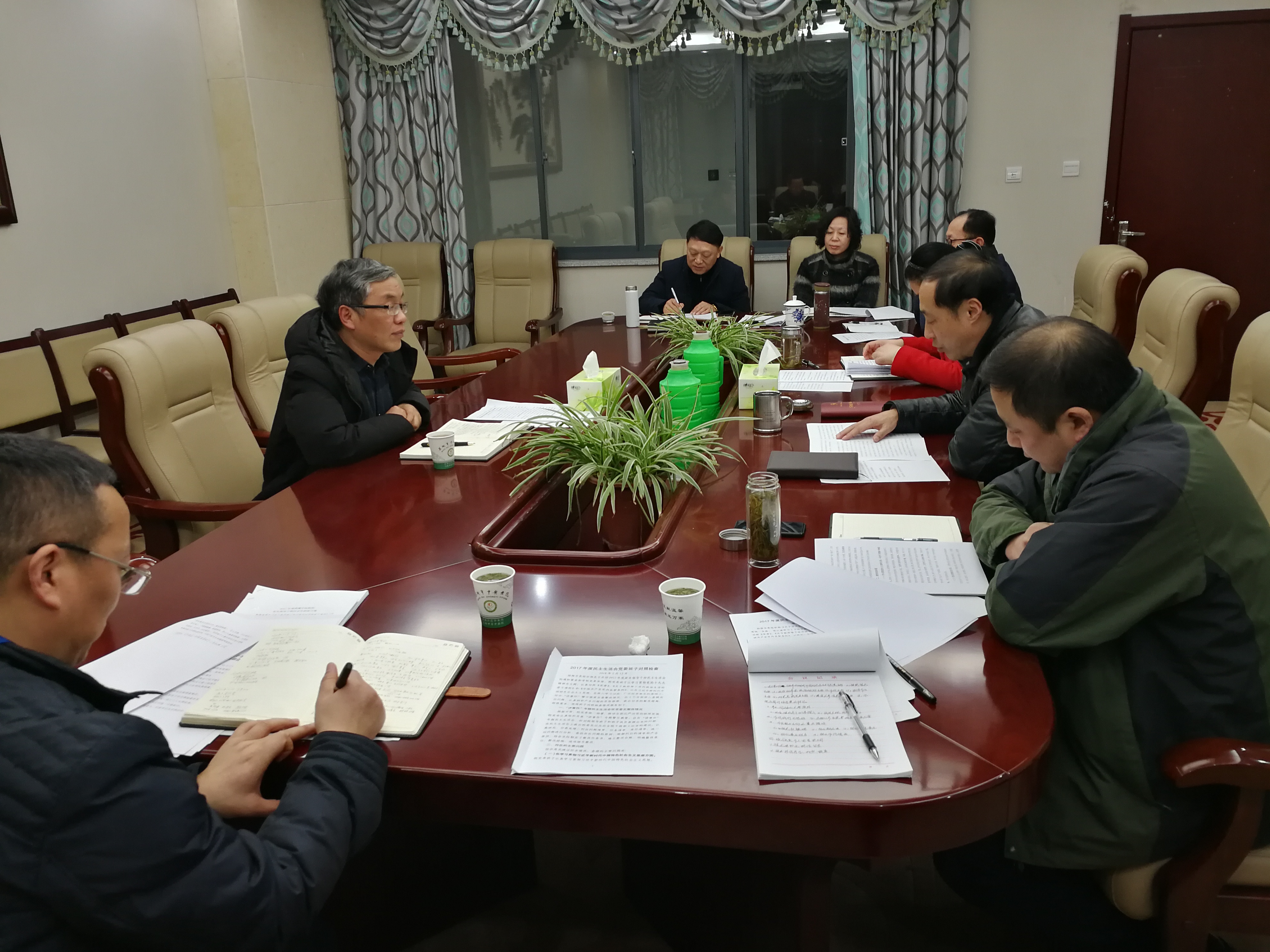 院党委召开2017年度民主生活会(图1)
