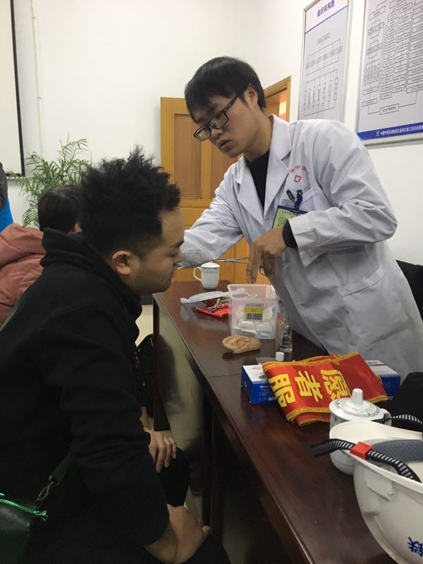 送健康 送温暖 我院志愿者关爱轨道交通一线建设者在行动(图5)